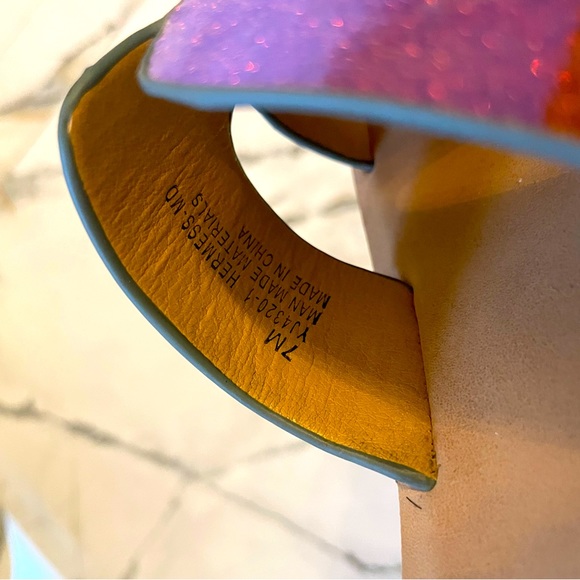 Sz 7 Cape Robbin “Oran” styled slippers Iridescent color - Picture 4 of 4